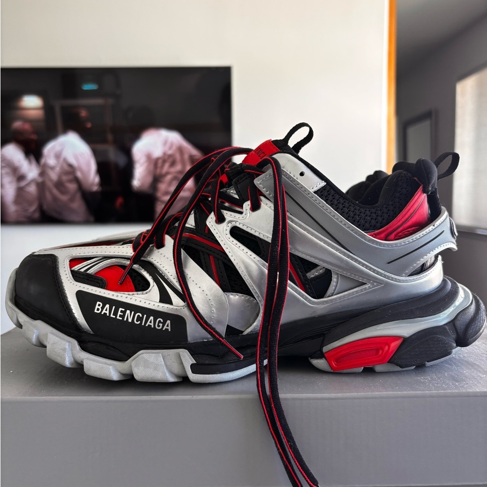 Step up your sneaker game with these stylish Balenciaga Mens track sneaker
